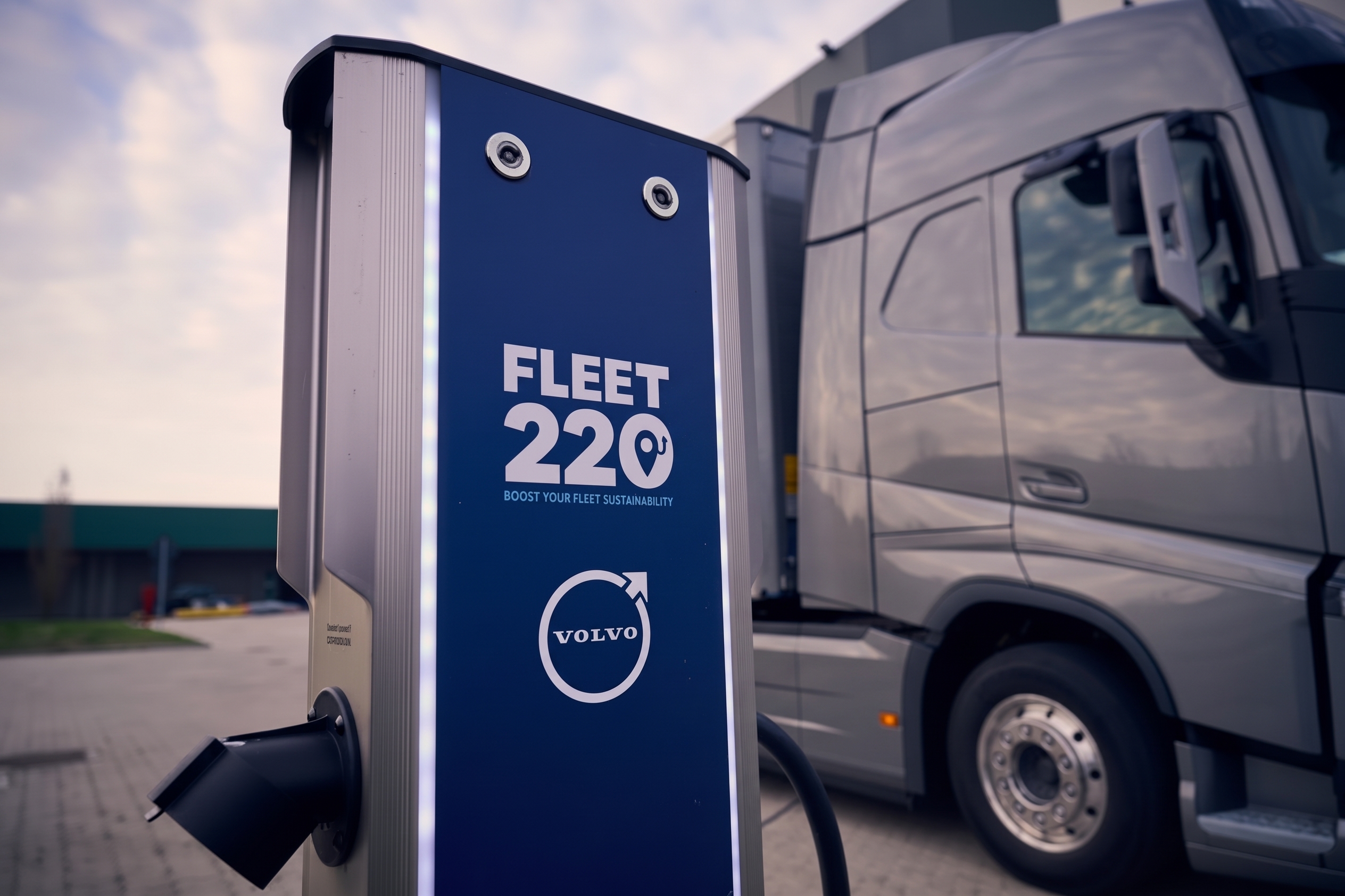 Ricarica flotte camion elettrici con FLEET220